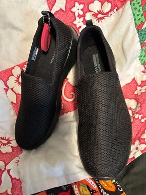 Skechers NWOB Women’s Black Slip-On Knit Memory Foam Go Walk Loafers, Sz 10.5